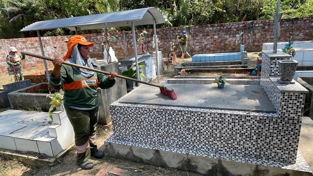 Cemitérios da zona Sudeste recebem intervenções de limpeza para o Dia dos Pais