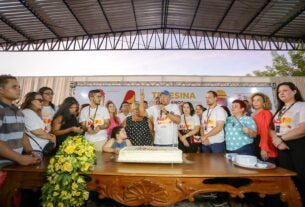 Teresina comemora 171 anos com tradicional corte do bolo no Poti Velho