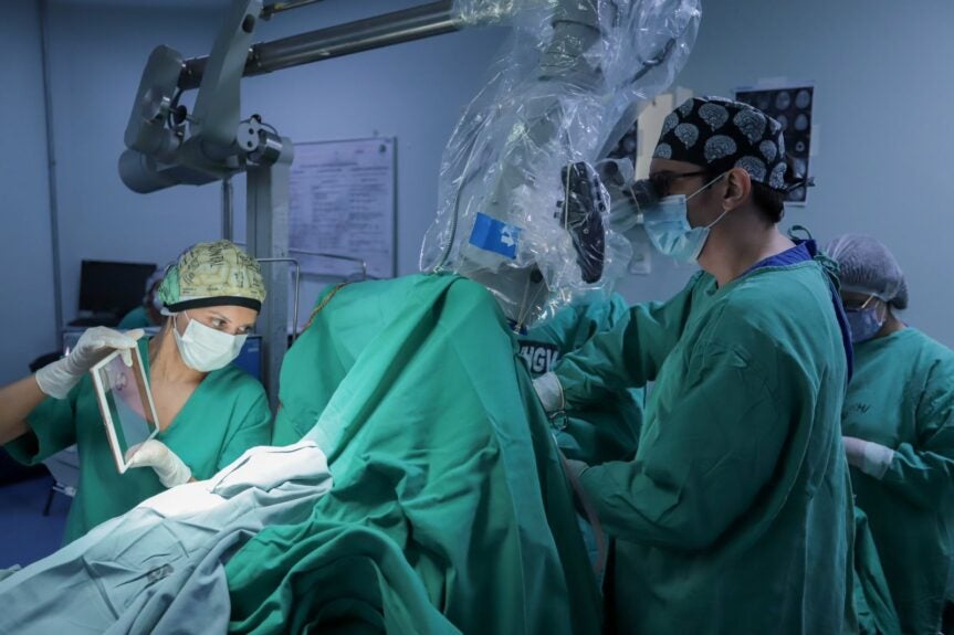 HGV realiza cirurgia inédita de tumor cerebral com paciente acordado