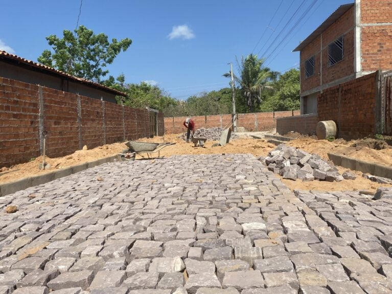 Governo do Estado executa obras de calçamento em bairros de Teresina