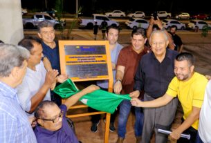 Prefeitura de Teresina entrega campo de futebol society na zona Leste