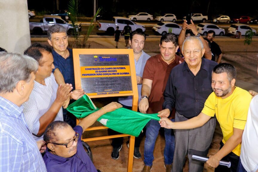 Prefeitura de Teresina entrega campo de futebol society na zona Leste