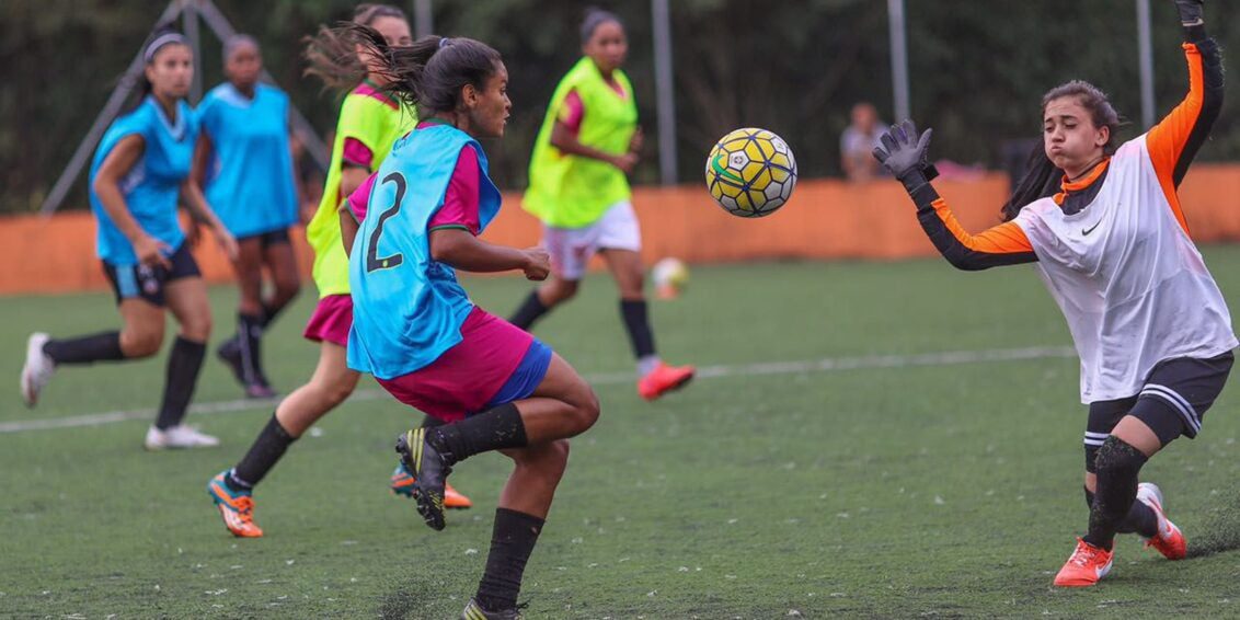 Futebol feminino ainda é predominantemente amador no Brasil