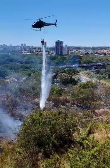 Helicóptero da PM debela incêndio em terreno baldio que ameaçava depósito de gás e casas na zona Sul de Teresina