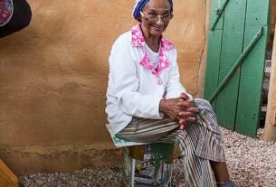 Parteira e raizeira dona Flor do Moinho é homenageada após a morte