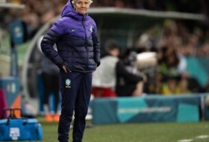 Sundhage atribui eliminação a jogo lento e demora nas substituições