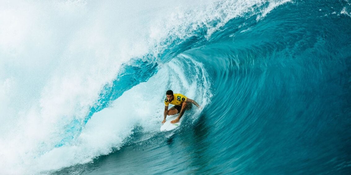 Surfe: Filipe Toledo avança em Teahupo’o e garante vantagem no Finals