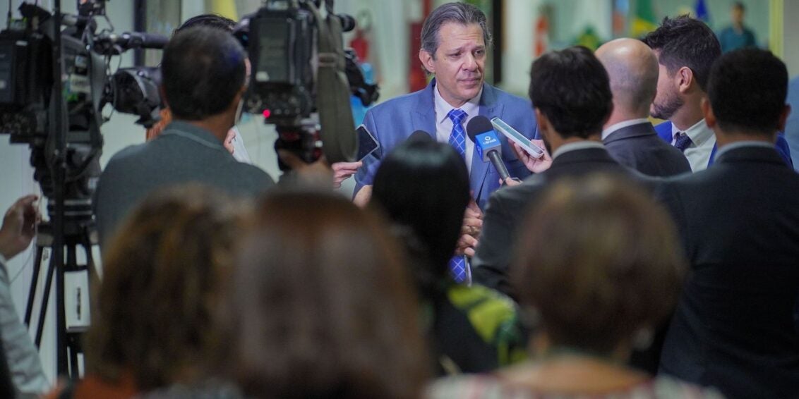 Taxa de juros do cartão de crédito vai "cair muito", diz Haddad