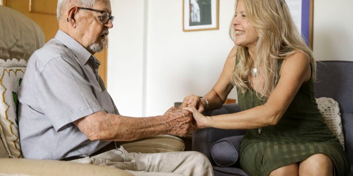 Cuidadores de pacientes com Alzheimer precisam de atenção e proteção