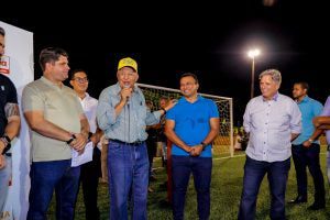 Dr. Pessoa entrega campo de futebol no bairro Saci