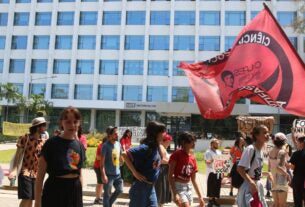 Estudantes da USP entram em greve e fazem ato em frente à reitoria