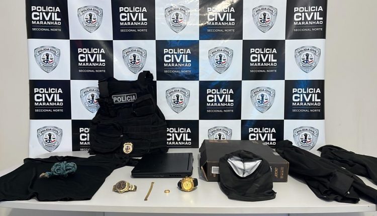 NA CAPITAL, POLÍCIA CIVIL PRENDE HOMEM QUE PORTAVA COLETE BALÍSTICO E DISTINTIVO DA POLÍCIA CIVIL