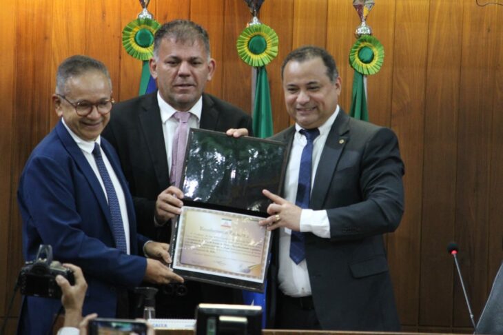 Sessão solene dos 40 anos da Sejus na Alepi - Na foto, Deputado Dr. Hélio, Secretário Coronel Carlos Augusto e o Deputado Evaldo Gomes.
