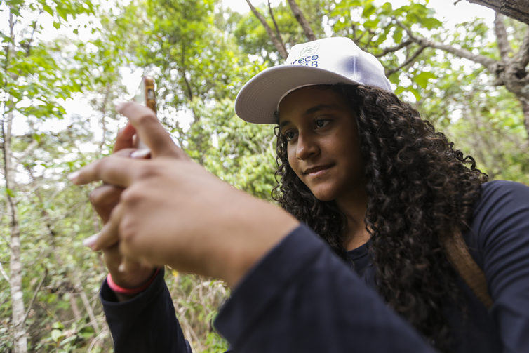 Brasília (DF), 27/10/2023 - A estudante Sofia Diniz, que participa de programa educativo desenvolvido pela da Embaixada da França, durante visita guiada ao Jardim Botânico de Brasília para conhecer a fauna e a flora do Cerrado. Foto: Marcelo Camargo/Agência Brasil