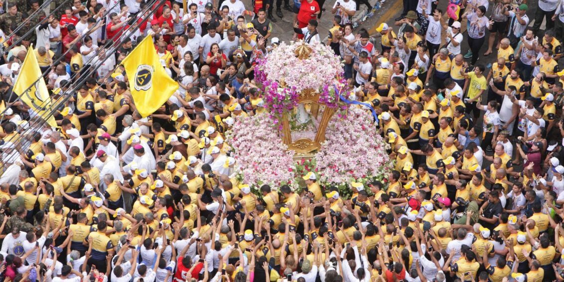 Círio de Nazaré leva multidão às ruas de Belém neste domingo 