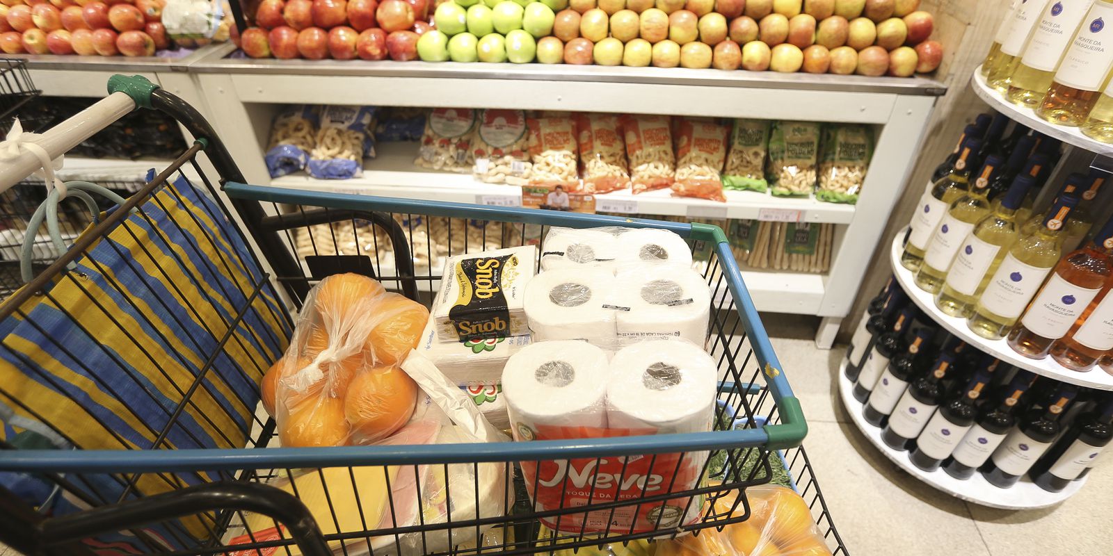 Com recuo de alimentos, inflação acumulada é menor para os mais pobres