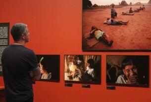 Exposição retrata jornada de Ailton Krenak por comunidades na Amazônia