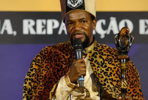 Rei de etnia angolana conhece, no Rio, a Pequena África