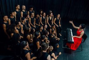 Maestrina rege sinfônica pela primeira vez no Recife