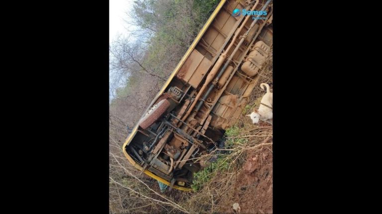 Após acidente com ônibus escolar, aluno é levado para hospital de São Raimundo Nonato