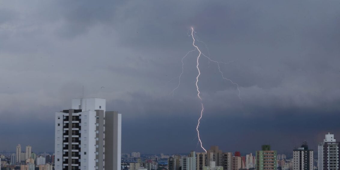 Saiba como se proteger de raios durante tempestades