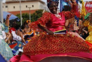 Bloco Rio Maracatu apresenta união de culturas pernambucana e carioca