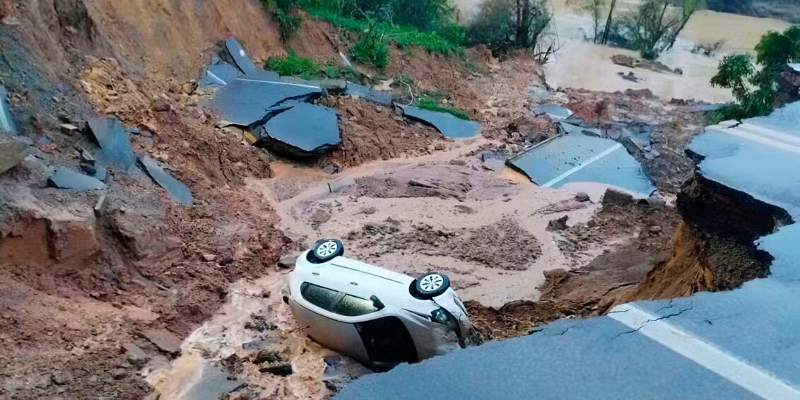 Chuvas abrem cratera e interditam trecho da BR-470, em Santa Catarina