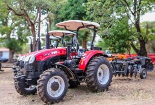 Governo do Estado entrega tratores para agricultores familiares