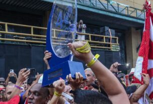 No Rio, desfile das campeãs começa com show inédito