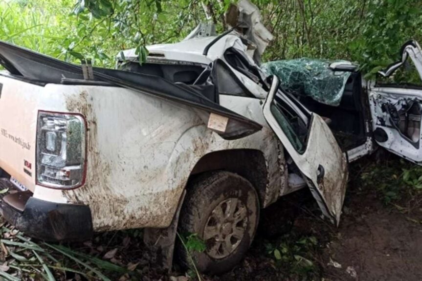 colisão de caminhonete com árvore deixa dois mortos no maranhão