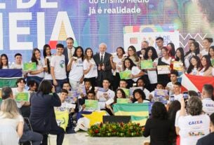 Brasil tem eterna dívida com a educação, diz Lula