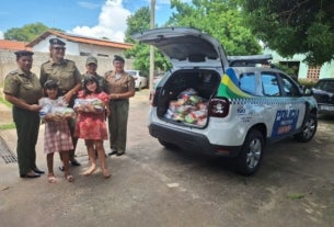Criança arrecada cestas básicas como presentes de aniversário e pede ajuda da PM para fazer entrega em abrigo de Teresina