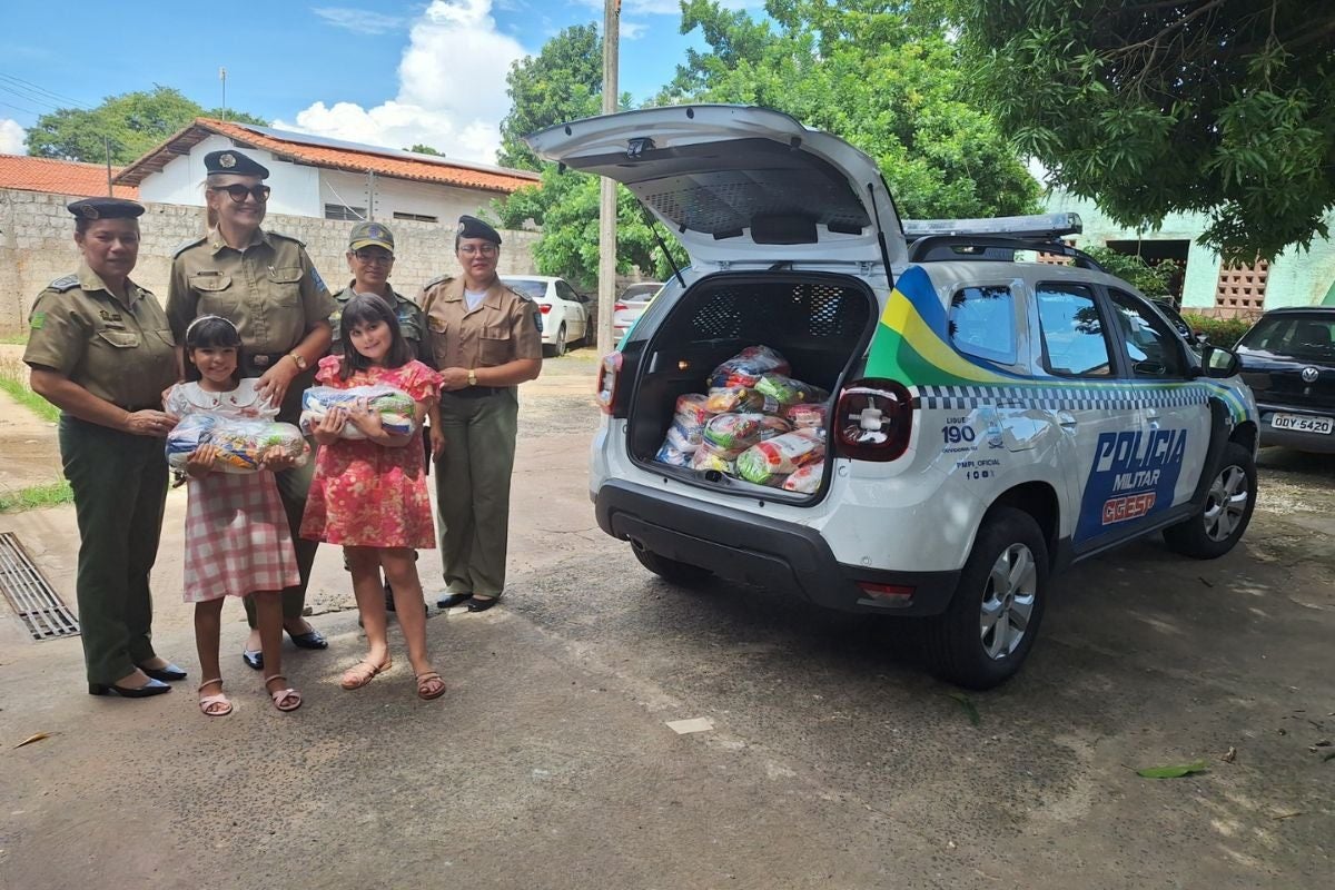 Criança arrecada cestas básicas como presentes de aniversário e pede ajuda da PM para fazer entrega em abrigo de Teresina