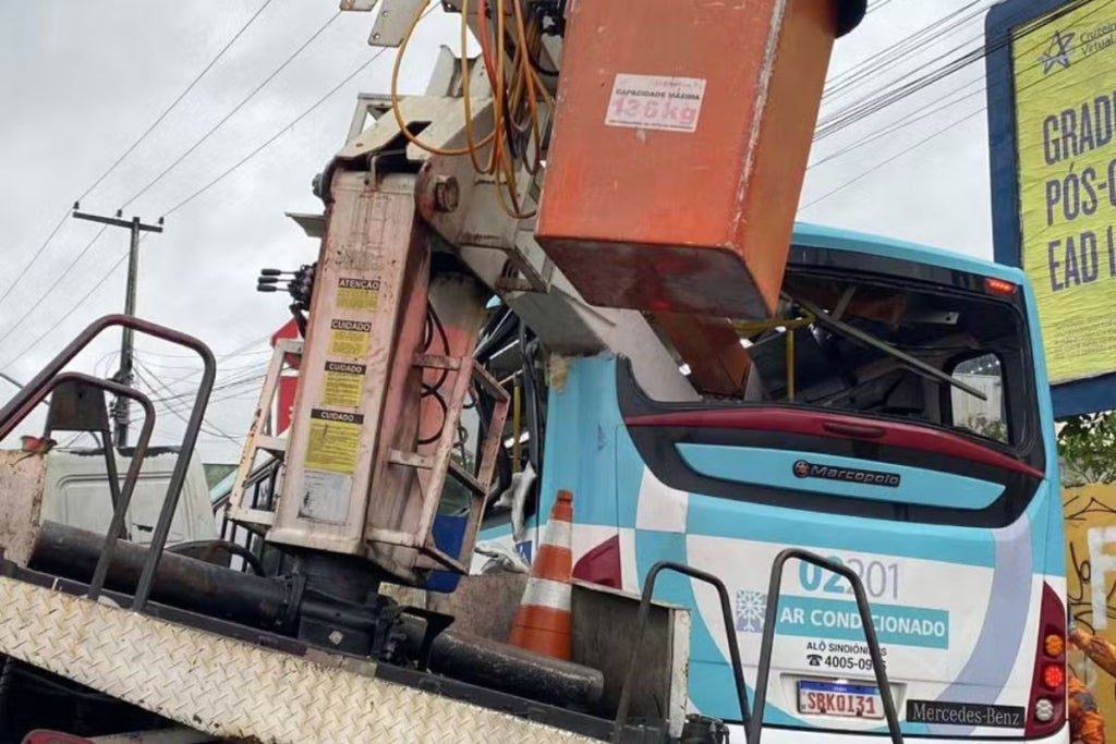 Dois passageiros de ônibus morrem atingidos por caminhão guincho em Fortaleza