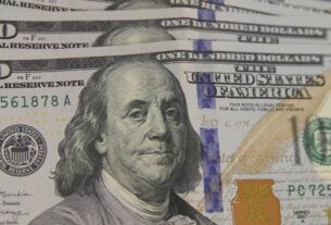Dólar aproxima-se de R$ 5 com dados econômicos no Brasil e nos EUA