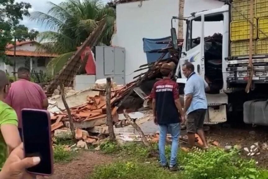 caminhão colide com casa e deixa um morto em brasileira