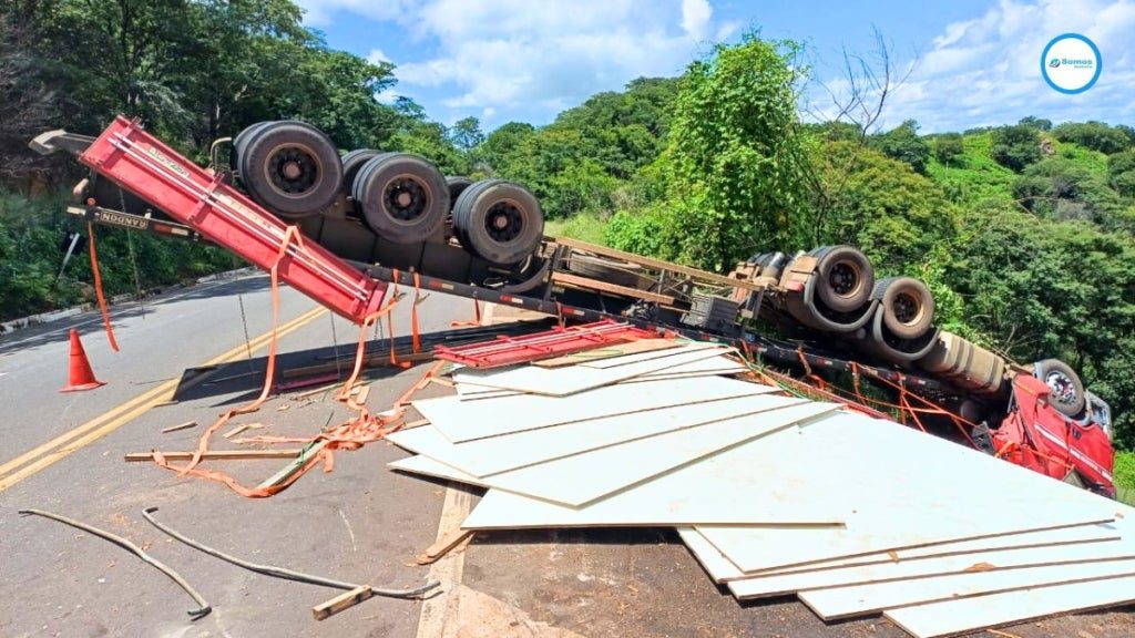 Acidente com carreta em Picos deixa condutor ferido e pista interditada