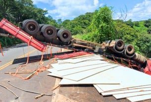 Acidente com carreta em Picos deixa condutor ferido e pista interditada