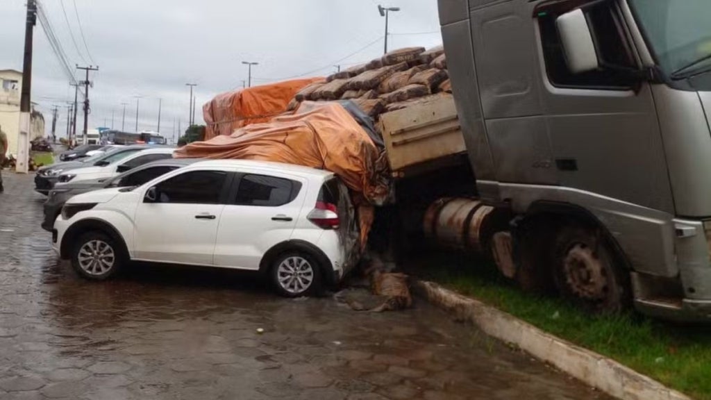 Carreta desgovernada causa estragos após colidir em 11 veículos em São Luís do Maranhão