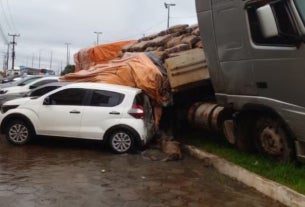 Carreta desgovernada causa estragos após colidir em 10 veículos em São Luís do Maranhão