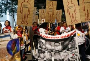 Cordão da Mentira descomemora golpe de 64 nas ruas de São Paulo