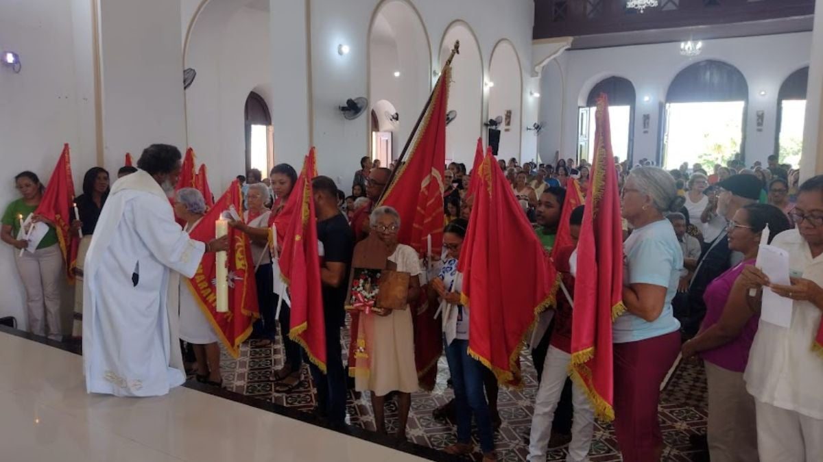 Paróquia de Amarante realiza cerimônia de envio das Bandeiras do Divino às comunidades eclesiais