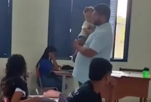 Professor segura bebê para aluna fazer prova e é elogiado nas redes sociais