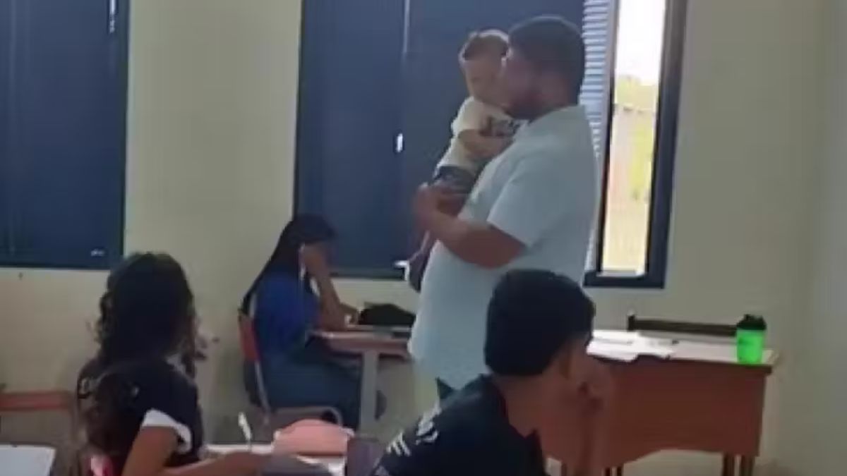 Professor segura bebê no Acre para aluna fazer prova e é elogiado