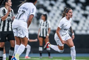 Corinthians bate Botafogo e mantém liderança do Brasileiro Feminino