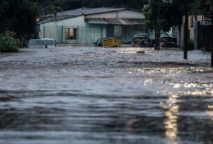 Córrego transborda e volta a invadir casas em Porto Alegre