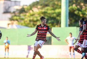 Cristiane marca dois e Fla vence Flu por 3 a 1 no Brasileiro Feminino