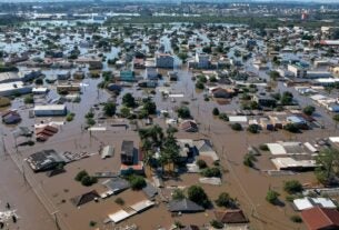 Em Canoas, moradores ilhados pedem comida e água a militares