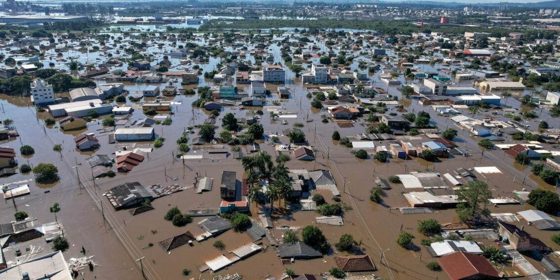 Em Canoas, moradores ilhados pedem comida e água a militares