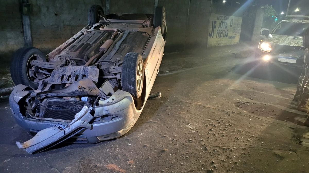 Foragido da Justiça troca tiros com a polícia e capota carro roubado na zona Norte de Teresina